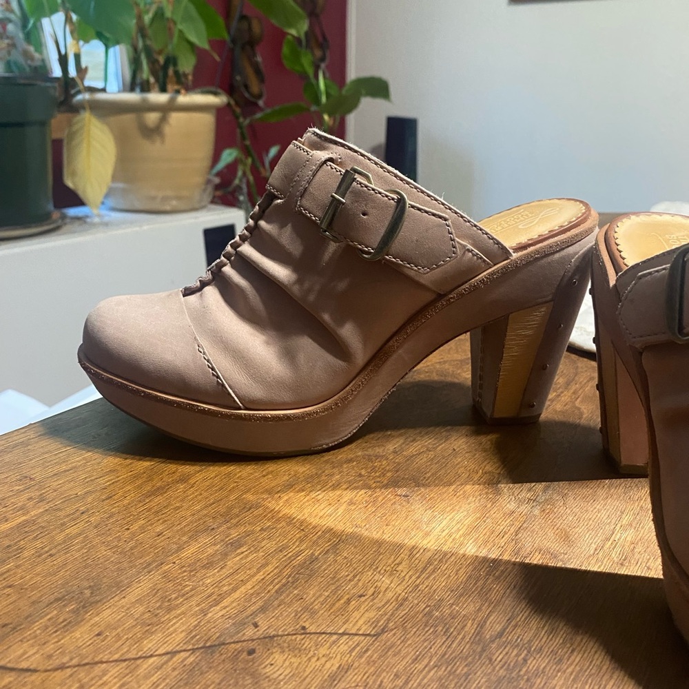 Elegant Tan Women's Heeled Mules